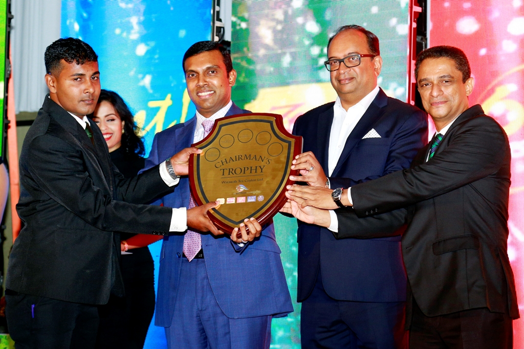 Migara Sampath receiving the Chairman’s Trophy from Surith Perera, Vish Govindasamy and Sunshine Holdings Executive Director Shyam Sathasivam