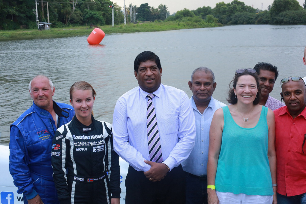 Minister of Foreign Affairs Hon.Ravi Karunanayake with the drivers and officials from Waters Edge