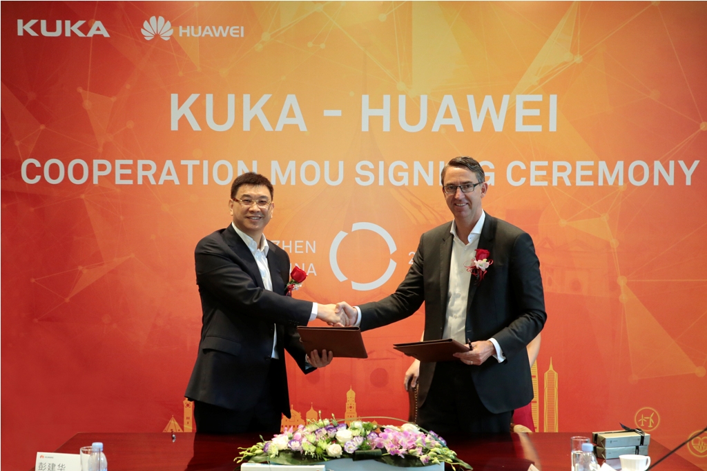 William Xu(left), Executive Director of the Board& Chief Strategy Marketing Officer, Huawei, and Dr. Till Reuter(right), CEO of KUKA AG,jointly signed the cooperation MoU