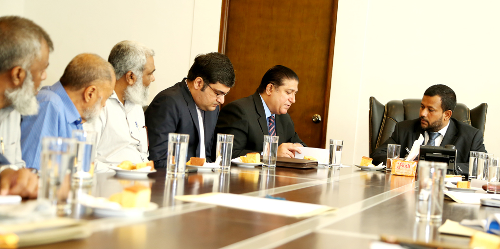 Minister of Industry and Commerce Rishad Bathiudeen (far right) meets Acting High Commissioner of Pakistan Dr. Sarfraz Ahmad Khan Sipra (second from right) and betel leaf exporters (seated first to third from left) on 31 July at Ministry of Industry office in Colombo