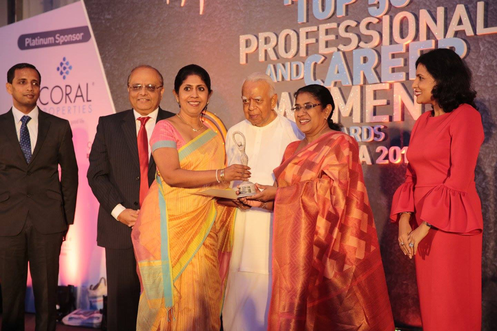 Mrs. Shashi Kandambi Jassim, Senior Deputy General Manager – Corporate Banking, Sampath Bank PLC receiving the award from Hon. Minister of Foreign Employment, Mrs. Thalatha Atukorale
