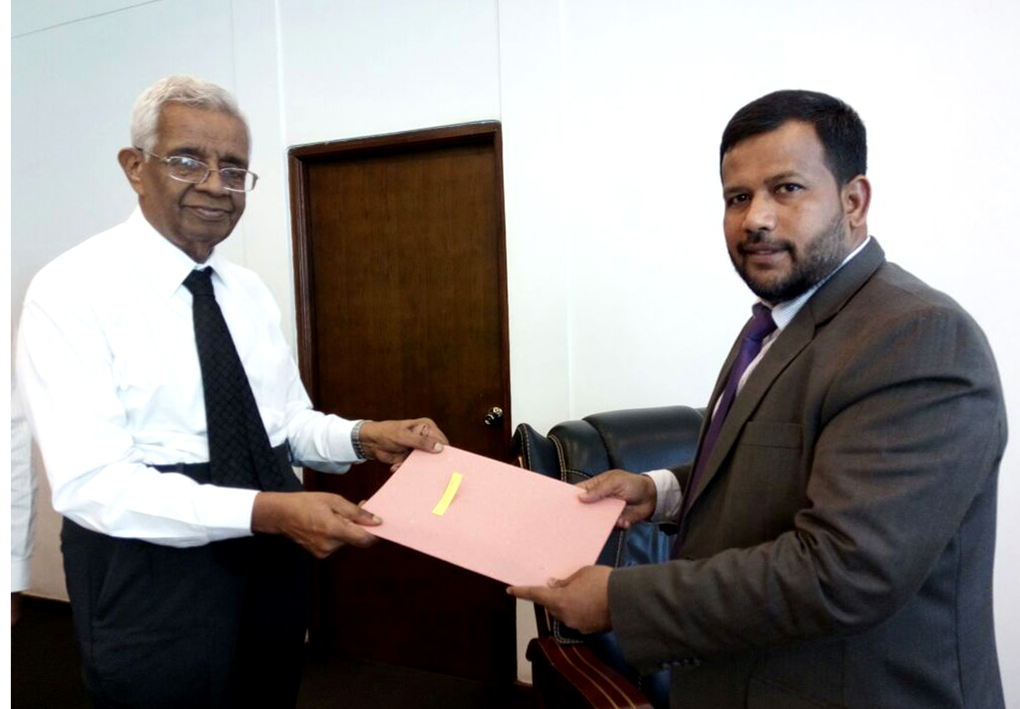 Minister of Industry and Commerce Rishad Bathiudeen (right) appoints Dr JM Swaminathan (left) to Intellectual Property Advisory Commission of Sri Lanka (IPACSL) on 18 August at the Ministry of Industry and Commerce, Colombo