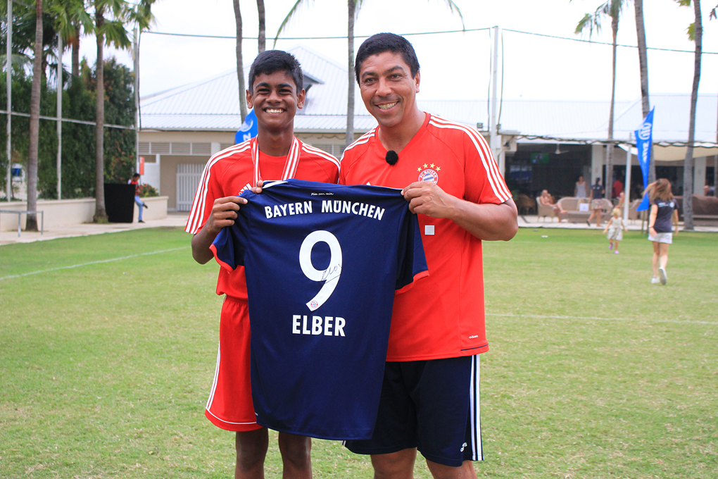 Brazilian & Bayern Munich Legend Giovane Elber handing over the jersey to Jehan Atapaththtu of Sri Lanka for winning the chance to undergo special training at the Aspire Academy.