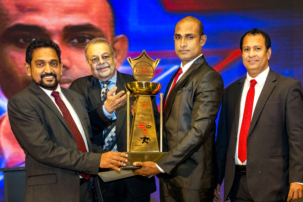 Dilanka Sandakal, Munchee Territory Sales Officer in  Nittambuwa  receiving  the CBL  Star  Award  from Mr. Ramya Wickramasingha - CBL Group  Chairman    while  flanked  by Mr.  Nandana Wickramage  - Group Director/Head  of  Marketing & Sales,  Mr.I.M .Khan -  Director/Group General  Manager -Sales