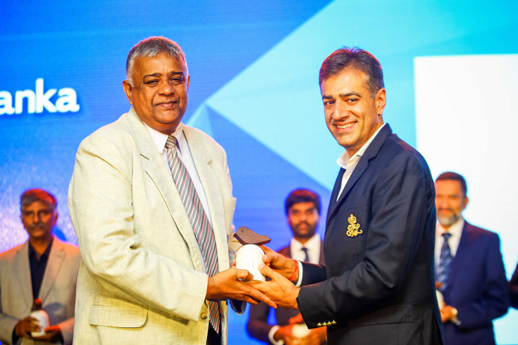 Classic-Travels-Pvt-Ltd-being-felicitated-by-Dr.-Ankur-Bhatia-Managing-Director-Amadeus-India.jpg