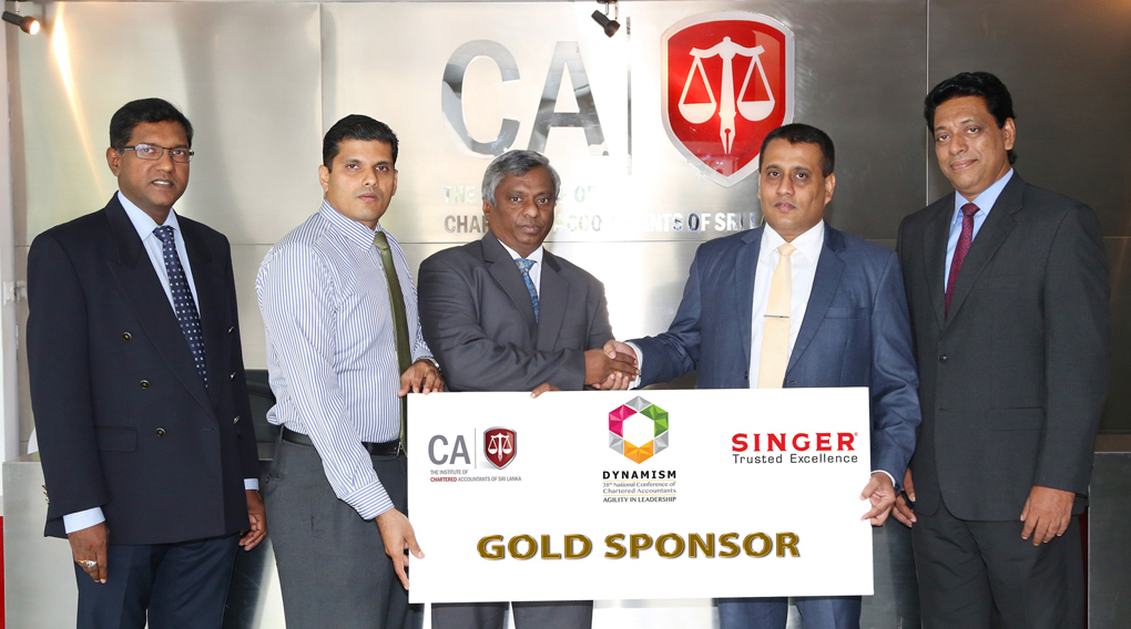 Singer’s Director Operation Mr. Chandana Samarasinghe and Director Finance Mr. Lalith Yatiwella exchanging the sponsorship cheque with CA Sri Lanka’s President Mr. Lasantha Wickremasinghe, National Conference Committee Chairman Mr. Tishan Subasinghe and CEO Mr. Aruna Alwis
