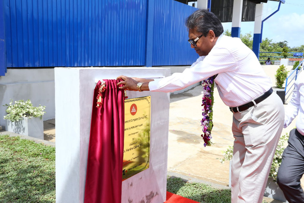 Dr. Harsha Cabral P.C. unveiling plaque at TOKYO SUPERLIGHT Plant in Elpitiya
