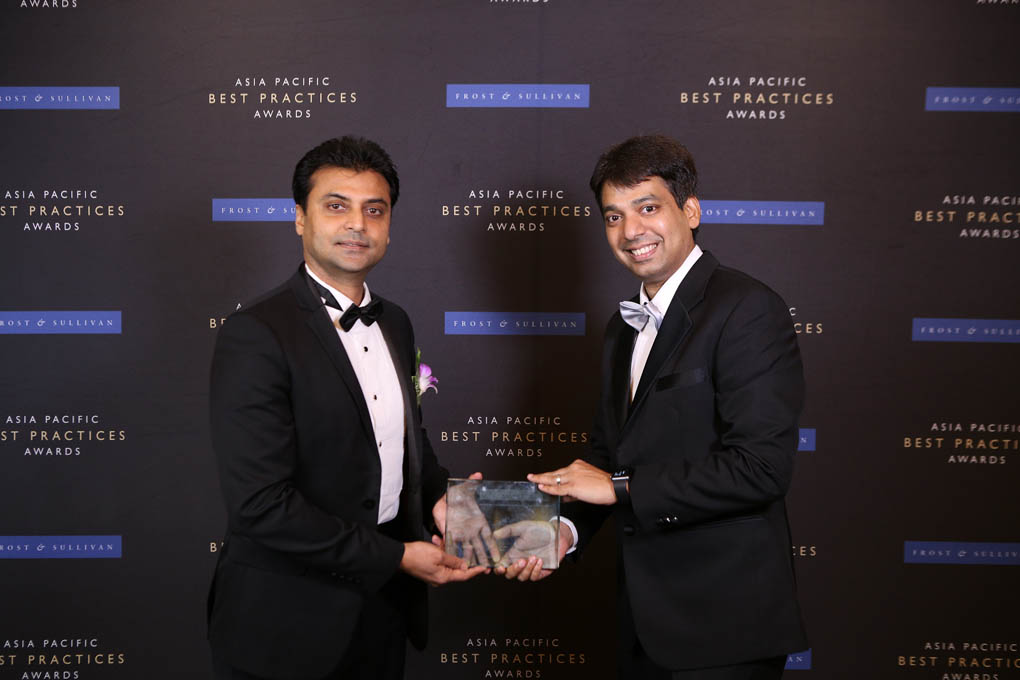 Thivanka Rangala, CFO, edotco Group (left) receiving the 2017 Asia Pacific Telecoms Tower Company of the Year Award by Frost & Sullivan in Singapore