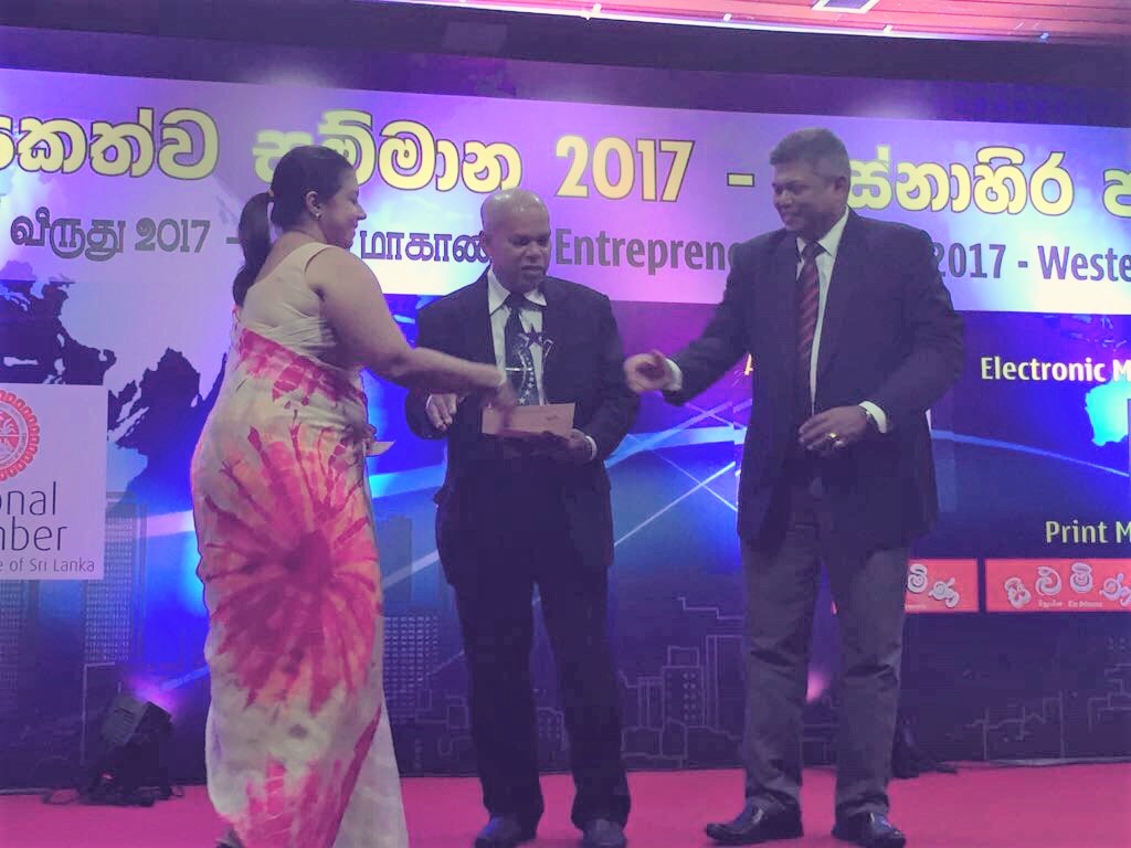 Rohanthi Wijewickrama receiving the award