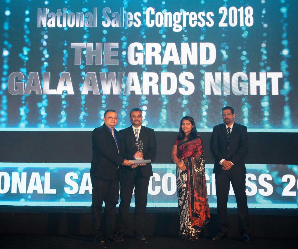 Jayalath Waidyanatha recieves his award Jayalath Waidyanatha recieves his award