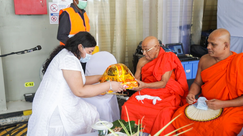 Chief-Incumbent-of-the-Abayaramaya-Temple,-Ven.-Muruththetuwe-Ananda-Thero-receives-ata-pirikara-from-Ms.-Vidya-Sivaraja,-1st-Sri-Lankan-to-lead-Fonterra-Brands-Lanka