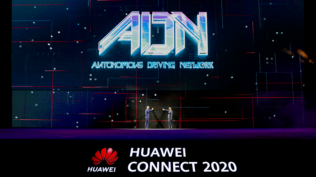 David Wang (left), Huawei's Executive Director, and Lu Hongju (right), President of Huawei's General Development Department, jointly launch the ADN solution