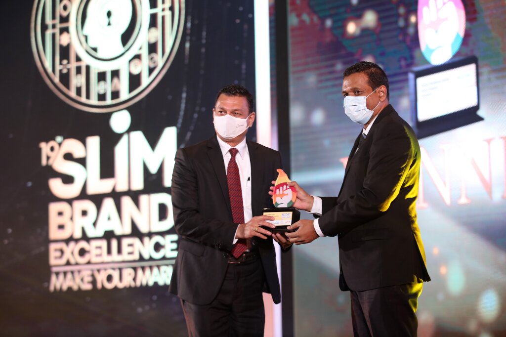 Group CEO of Singer Sri Lanka PLC, Mahesh Wijewardene receiving the SLIM Restart Resilience Gold award