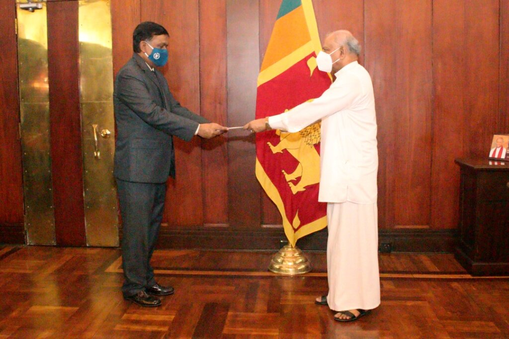 Photo - Country Director of WFP Sri Lanka, Abdur Rahim Siddiqui hands over his letter of credentials to Foreign Minister, Dinesh Gunawardena