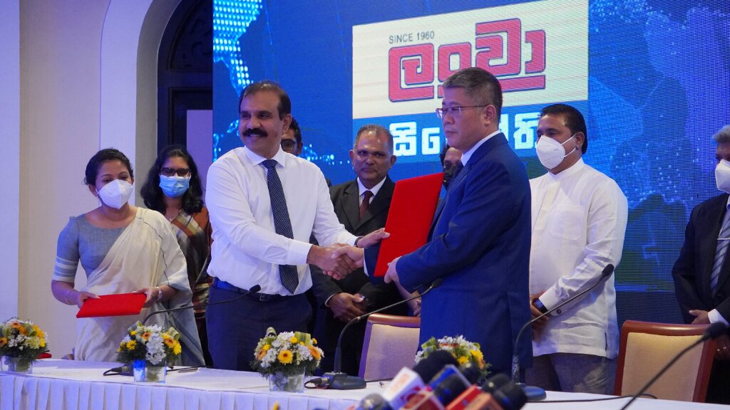 Pic4-Nandana-Lokuwithana-Chairman-of-Lanwa-Sanstha-Cement-Johnson-Liu-CEO-HIPG-exchanging-the-agreement.jpg