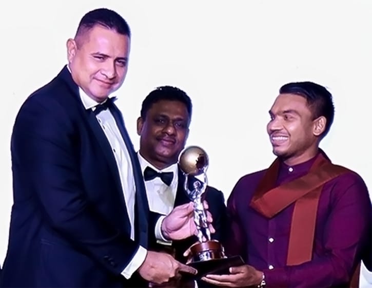 1- Talavou recieving Silk Sports Award 2021 1- Talavou recieving Silk Sports Award 2021
