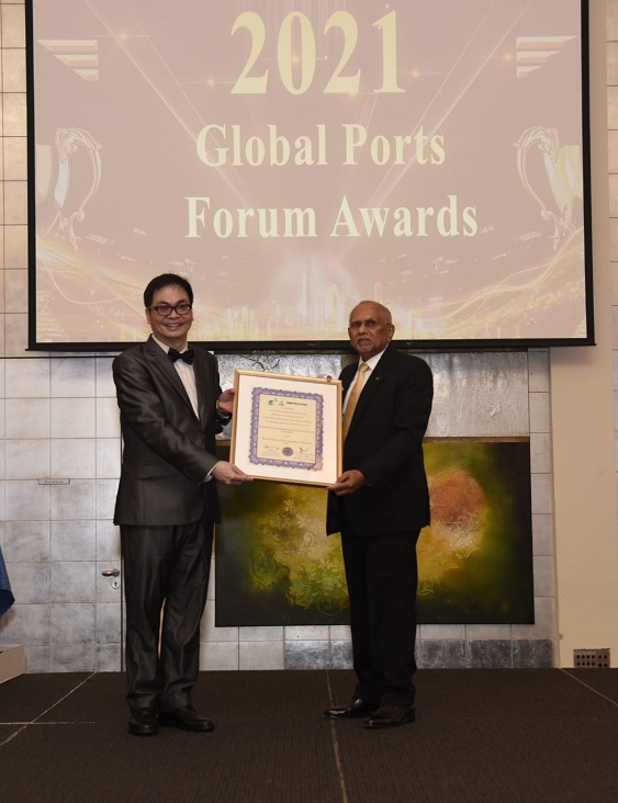 COO Tissa Wickremasinghe receiving award at the Global Ports Forum Awards Ceremony