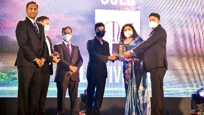La Vivente Co-Founders and Directors, Dr. Dilesha Perera and Suneth Korala receiving the SLIM award