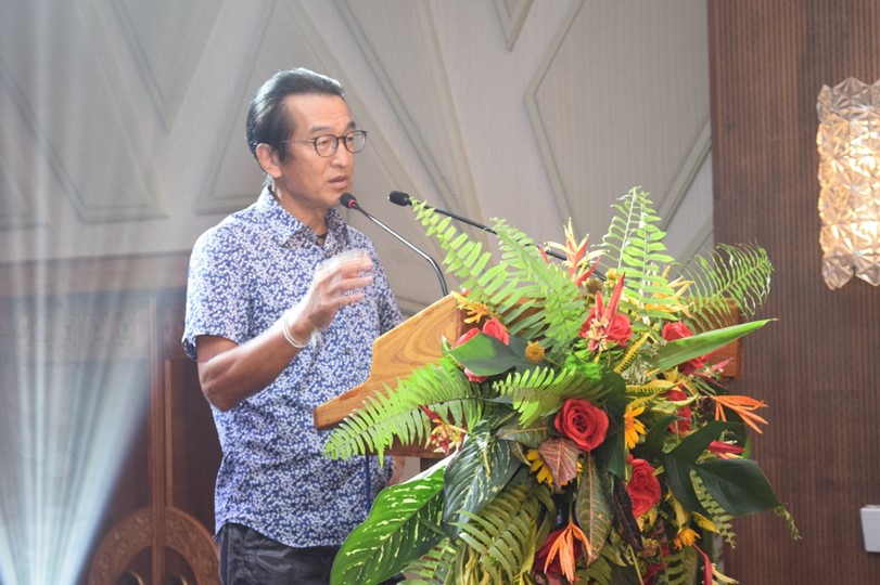 1. Sachio Yotsukura addresses the audience