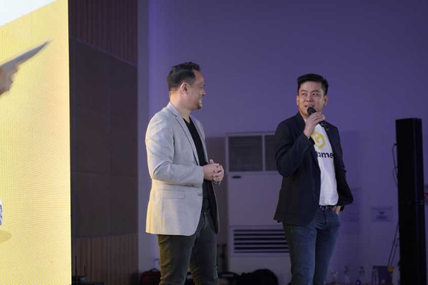 David-Tse-of-Rakuten-Viber-and-Ronald-Robins-of-Mineski-Global-during-the-regional-launch-of-the-mgames-chatbot-on-Viber-LBN-Fill.jpg