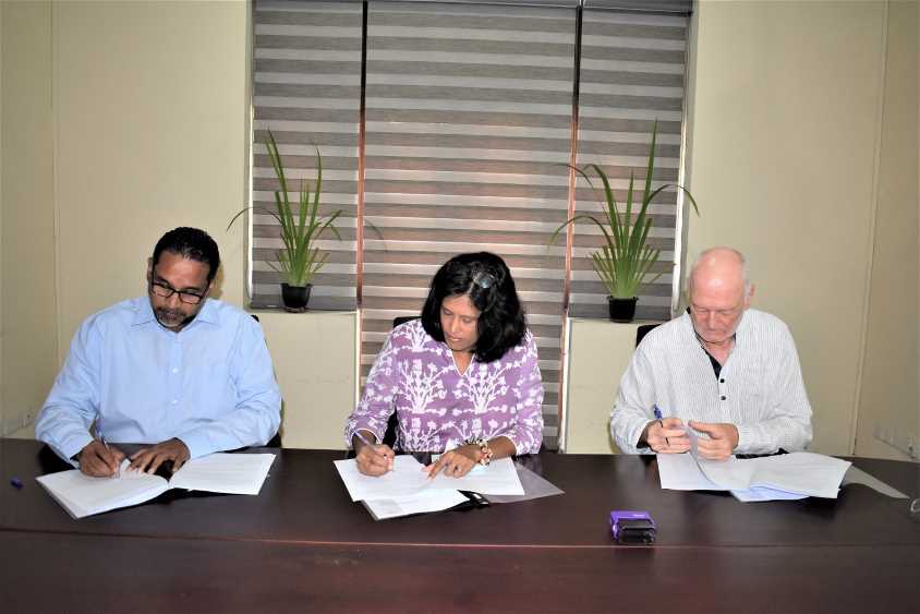 Ramesh-Schaffter-Managing-Director-Group-CEO-of-Janashakthi-Group-Karin-Fernando-Acting-Executive-Director-of-CEPA-and-Christoph-Feyen-Director-of-YUMA-Foundation-at-the-MOU-signing-LBN-Fill.jpg