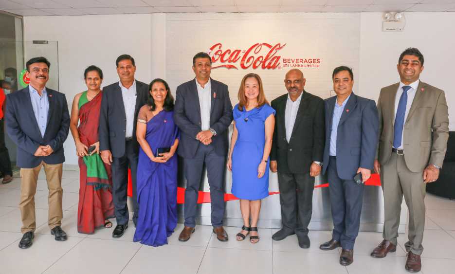 H.E-Julie-Chung-with-the-Country-Leadership-team-of-Coca-Cola-in-Sri-Lanka-LBN-Fill.jpg