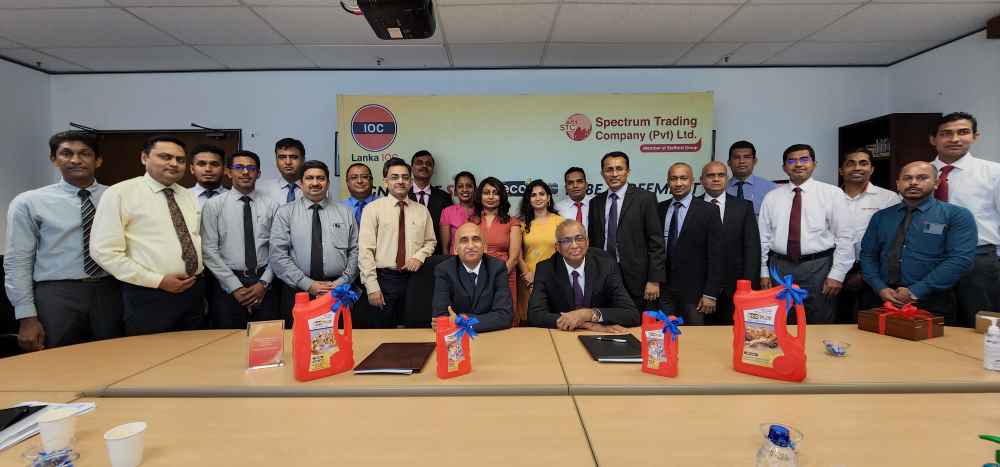 (Mr. Manoj Gupta – Managing Director LIOC, Dr. Kalinga Kaluperuma – Managing DirectorCEO Spectrum Trading Company (Pvt) Ltd and the official of the two companies at the signing ceremony.) (LBN)