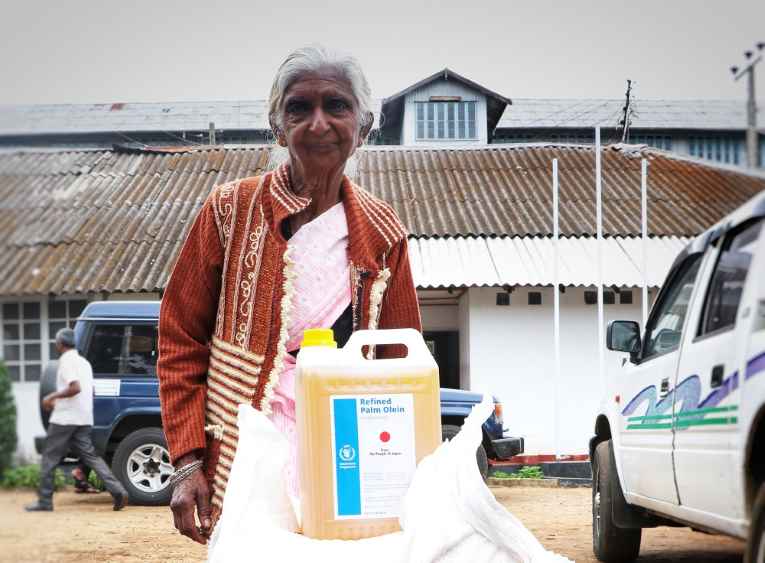 Rondawelu with her rations pack (LBN)