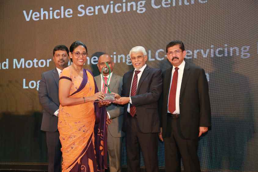 The Honorable Minister of Environment, Mr. Naseer Ahamed, presenting the award to Ms. Thanusha Chandrasekera, Head of Operations Compliance of DIMO. (LBN)