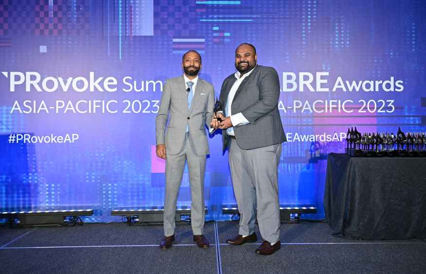 PRovoke-Media-CEO-and-editor-in-chief-Arun-Sudhaman-hands-over-the-award-to-Chairperson-of-Wire-Communication-Consultancy-Group-Ashan-Kumar-Right-LBN.jpg