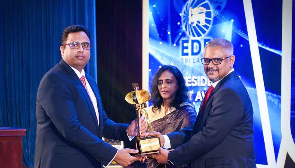 Rasika-Karunatilake-Managing-Director-–-Sysco-LABS-accepting-the-Presidential-Export-Award-for-‘ICT-Exporter-of-the-year-from-State-Minister-of-Technology-Hon.-Kanaka-Herath.-LBN.jpg