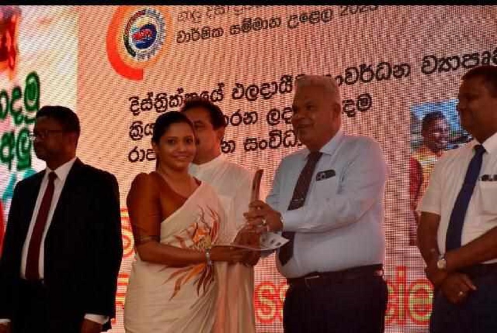 Image-1-Branch-Executive-Officer-of-Sri-Lanka-Red-Cross-Societys-Galle-Branch-Sithumi-Perera-receiving-the-Award-.jpg