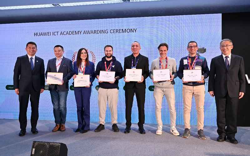 02. Six institutions receiving the Huawei ICT Academy plaque (LBN)