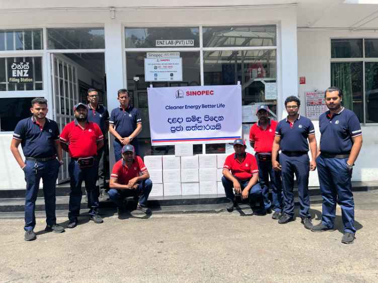 Sinopec staff from Sunil Gunaratne Filling Station in Medamahanuwara and K. P. Thethumathi Filling Station in Panwila supported the fresh water distribution. (LBN) Sinopec staff from Sunil Gunaratne Filling Station in Medamahanuwara and K. P. Thethumathi Filling Station in Panwila supported the fresh water distribution. (LBN)